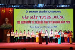 Ông Nguyễn Mạnh Tuấn, Phó chủ tịch UBND tỉnh Tuyên Quang trao bằng khen cho các gương mặt trẻ có thành tích cao trên các lĩnh vực. (Ảnh: Quang Cường/TTXVN)