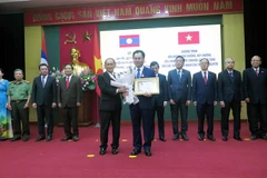 Trao tặng huân, huy chương của nước CHDCND Lào cho các tập thể, cá nhân của tỉnh Thái Nguyên. (Ảnh: Quân Trang/TTXVN)