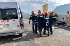 Lực lượng cứu hộ đang làm nhiệm vụ tại hiện trường vụ tai nạn. (Ảnh: TTXVN phát)