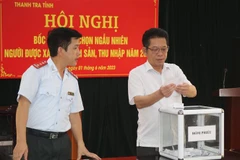 Đại diện lãnh đạo Sở Nội vụ tỉnh Cao Bằng bốc thăm lựa chọn người được xác minh tài sản, thu nhập năm 2023. (Ảnh: Chu Hiệu/TTXVN)