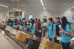 Các nữ cầu thủ tại Sân bay Frankfurt, CHLB Đức. (Ảnh: Mạnh Hùng/TTXVN)