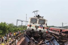 Hiện trường vụ tai nạn đường sắt ở bang Odisha, Ấn Độ, ngày 3/6. (Ảnh: THX/TTXVN)