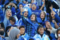 Các nữ cổ động viên Iran xem trận đấu giữa câu lạc bộ Tehran Esteghlal và câu lạc bộ Mes Kerman trên sân vận động Azadi ở Tehran, ngày 25/8/2022. (Ảnh: AFP/TTXVN)