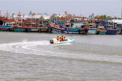 Cán bộ, chiến sỹ đồn Biên phòng Rạch Gốc (Bộ đội Biên phòng tỉnh Cà Mau) tuần tra, kiểm soát trên vùng cửa biển Cà Mau. (Ảnh: Hồng Đạt/TTXVN)