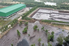 Chất thải lỏng sinh hoạt đã chảy tràn ra môi trường. (Ảnh: TTXVN phát)