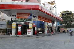 [Photo] Người dân thủ đô Hà Nội khó khăn khi mua xăng, dầu