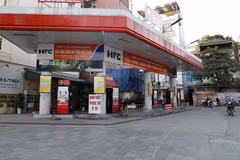 [Photo] Người dân thủ đô Hà Nội khó khăn khi mua xăng, dầu