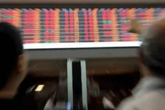 Chứng khoán châu Á "đỏ sàn," USD phục hồi mạnh sau quyết sách của Fed