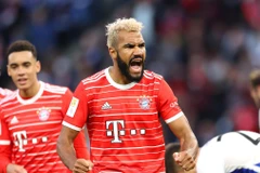 Choupo-Moting lập cú đúp trong 1 phút, giúp Bayern tạm chiếm ngôi đầu