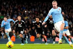 Premier League: Man City lên ngôi đầu sau trận thắng kịch tính
