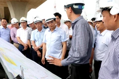 Bộ trưởng Bộ GTVT kiểm tra thi công tuyến cao tốc qua tỉnh Bình Thuận