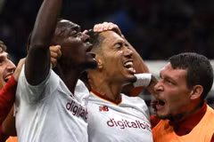 AS Roma ngược dòng đánh bại Inter trong ngày thiếu vắng Mourinho