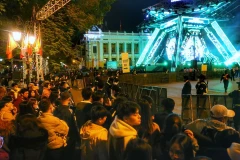 Người dân Thủ đô náo nức chờ đón thời khắc chuyển giao Năm mới 2023