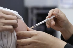 Tỷ lệ tiêm vaccine trong chương trình tiêm chủng mở rộng mới đạt 76%. (Ảnh: Minh Quyết/TTXVN) 