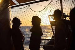 Italy cho phép tàu cứu hộ cập cảng để kiểm tra sức khỏe người di cư