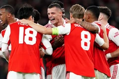 Xhaka ghi bàn đưa Arsenal vào vòng knock-out Europa League