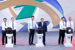 Thủ tướng Phạm Minh Chính và các đại biểu thực hiện nghi thức phát sóng chính thức Kênh Truyền hình VTV Cần Thơ. (Ảnh: Dương Giang/TTXVN)