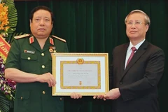 Tặng Huy hiệu Đảng cho hai Đại tướng Phùng Quang Thanh, Ngô Xuân Lịch