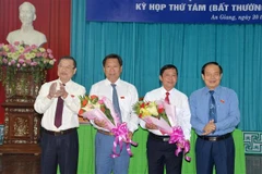 Lãnh đạo tỉnh An Giang tặng hoa chúc mừng ông Trần Anh Thư. (Ảnh: Vương Thoại Trung/TTXVN)