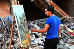Các nghệ sỹ người Syria đã cùng vẽ những bức tranh rực rỡ sắc màu giữa đống đổ nát tại khu trại Yarmouk ở phía nam thủ đô Damascus, khu trại từng là nhà của người dân Palestine và Syria.