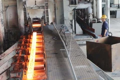 Công nhân Công ty Thép Việt - Đức vận hành dây chuyền sản xuất thép xây dựng tại nhà máy. (Ảnh: Trọng Lịch/TTXVN)