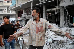Hiện trường đổ nát sau một vụ không kích trong xung đột tại Jisr al-Shughur, tỉnh Idlib, Syria ngày 25/9/2017. (Ảnh: AFP/ TTXVN)