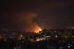Khói lửa bốc lên từ căn cứ không quân Mazzeh, phía Tây thủ đô Damascus, Syria ngày 2/9. (Ảnh: THX/TTXVN)