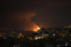Khói lửa bốc lên từ căn cứ không quân Mazzeh, phía Tây thủ đô Damascus, Syria ngày 2/9. (Ảnh: THX/TTXVN)