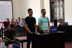 Bị cáo Ngân Văn Nguyễn (bên trái) và Phạm Bá Nhì khai nhận hành vi phạm tội tại tòa. (Ảnh: Thanh Hải/TTXVN)