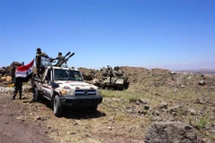 Binh sỹ Syria tuần tra tại khu vực Al-Mal, tỉnh Daraa ngày 18/7. (Ảnh: THX/ TTXVN)