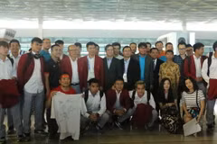 Đại sứ Việt Nam tại Indonesia Phạm Vinh Quang; Đại sứ, Trưởng Phái đoàn Việt Nam tại ASEAN Trần Đức Bình chụp ảnh lưu niệm với đoàn Thể thao Việt Nam. (Ảnh: Đỗ Quyên/Vietnam+)