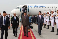 Bộ trưởng Bộ Khoa học và Công nghệ Chu Ngọc Anh (bên trái) đón Thủ tướng Lào Thongloun Sisoulith (giữa) tại sân bay quốc tế Nội Bài (Hà Nội). (Ảnh: Doãn Tấn/TTXVN)