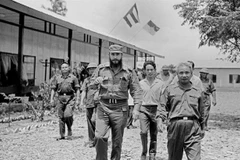 Đồng chí Fidel Castro, Bí thư thứ nhất Ban Chấp hành Trung ương Đảng Cộng sản Cuba, Thủ tướng Chính phủ Cách mạng Cuba thăm UBND Cách mạng tỉnh Quảng Trị (Vùng giải phóng miền Nam Việt Nam). (Ảnh: TTXVN)