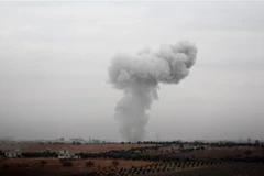 Khói bốc lên sau một cuộc không kích tại tỉnh Idlib, Syria ngày 2/1. (Ảnh: AFP/TTXVN)
