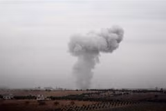 Khói bốc lên sau một cuộc không kích tại tỉnh Idlib, Syria ngày 2/1. (Ảnh: AFP/TTXVN)