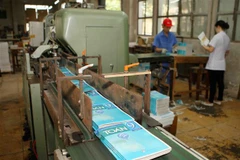 Nhà Xuất bản Giáo dục Việt Nam in ấn, phát hành sách giáo khoa phục vụ học sinh vào năm học mới 2018-2019. (Ảnh: Thanh Tùng/TTXVN)