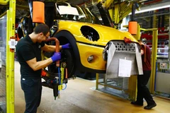 Công nhân làm việc tại nhà máy sản xuất ô tô của BMW ở Oxford, Anh. (Ảnh: AFP/TTXVN)