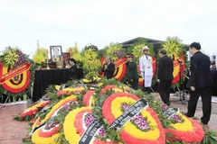 Chủ tịch Quốc hội Nguyễn Thị Kim Ngân dẫn đầu đoàn lãnh đạo, nguyên lãnh đạo Đảng, Nhà nước, Mặt trận Tổ quốc Việt Nam cùng gia quyến đi quanh huyệt mộ, tiễn biệt Chủ tịch nước Trần Đại Quang lần cuối. (Ảnh: Nhan Sáng/TTXVN)
