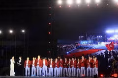 Ban huấn luyện và các cầu thủ bóng đá Olympic Việt Nam giao lưu với người hâm mộ. (Ảnh: Quang Quyết/TTXVN)