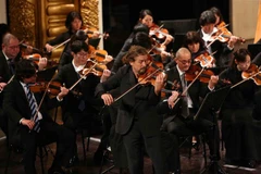 Nghệ sỹ Violin Christian Tetzlaff và dàn nhạc giao hưởng thể hiện. (Ảnh: Dương Giang/TTXVN)