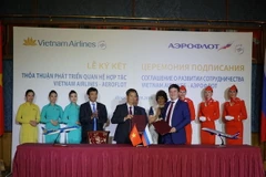Lễ ký kết thỏa thuận phát triển quan hệ hợp tác giữa Tổng công ty Hàng không Việt Nam (Vietnam Airlines) và Hãng hàng không quốc gia Nga (Aeroflot). (Ảnh: Tâm Hằng/Vietnam+)