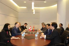 Thứ trưởng Ngoại giao Canada Shugart trao đổi về nhiều lĩnh vực hợp tác với Bộ trưởng Nguyễn Ngọc Thiện. (Ảnh: Vũ Hà/TTXVN)