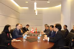 Thứ trưởng Ngoại giao Canada Shugart trao đổi về nhiều lĩnh vực hợp tác với Bộ trưởng Nguyễn Ngọc Thiện. (Ảnh: Vũ Hà/TTXVN)