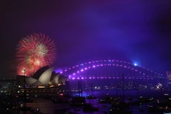 Tiết mục pháo hoa đầu tiên ở khu vực Cầu cảng Sydney được bắn lúc 21 giờ (giờ địa phương) ngày 31/12. (Nguồn: AFP/TTXVN)