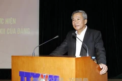  Đồng chí Trần Hồng Hà, Phó Bí thư Đảng ủy Khối các cơ quan Trung ương phổ biến, quán triệt và triển khai Nghị quyết Hội nghị Trung ương 6 khóa XII cho cán bộ, đảng viên của TTXVN. Ảnh: Văn Điệp – TTXVN