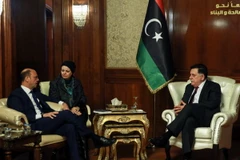 Thủ tướng Libya Fayez al-Sarraj (phải) và Ngoại trưởng Italy Angelino Alfano (trái) trong cuộc gặp tại Tripoli ngày 23/12. (Nguồn: THX/TTXVN)