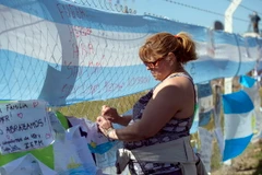 Thân nhân của thủy thủ tàu ngầm mất tích ARA San Juan chờ đợi thông tin về người thân tại căn cứ hải quân Mar del Plata, Argentina ngày 23/11. (Nguồn: THX/TTXVN)