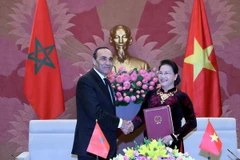 Chủ tịch Quốc hội Nguyễn Thị Kim Ngân và Chủ tịch Hạ viện Vương quốc Maroc Habib El Malki ký Biên bản hợp tác giữa Quốc hội hai nước. (Ảnh: Trọng Đức/TTXVN)