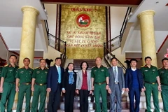 Đồng chí Trương Thị Mai cùng đoàn công tác đến thăm, chúc mừng và chụp ảnh lưu niệm cùng cán bộ chiến sĩ Bộ Tư lệnh Quân khu 7. (Ảnh: Thế Anh/TTXVN)