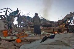 Hiện trường vụ không kích xuống quận Sahar, tỉnh miền bắc Saada của Yemen ngày 1/11. (Nguồn: AFP/ TTXVN)